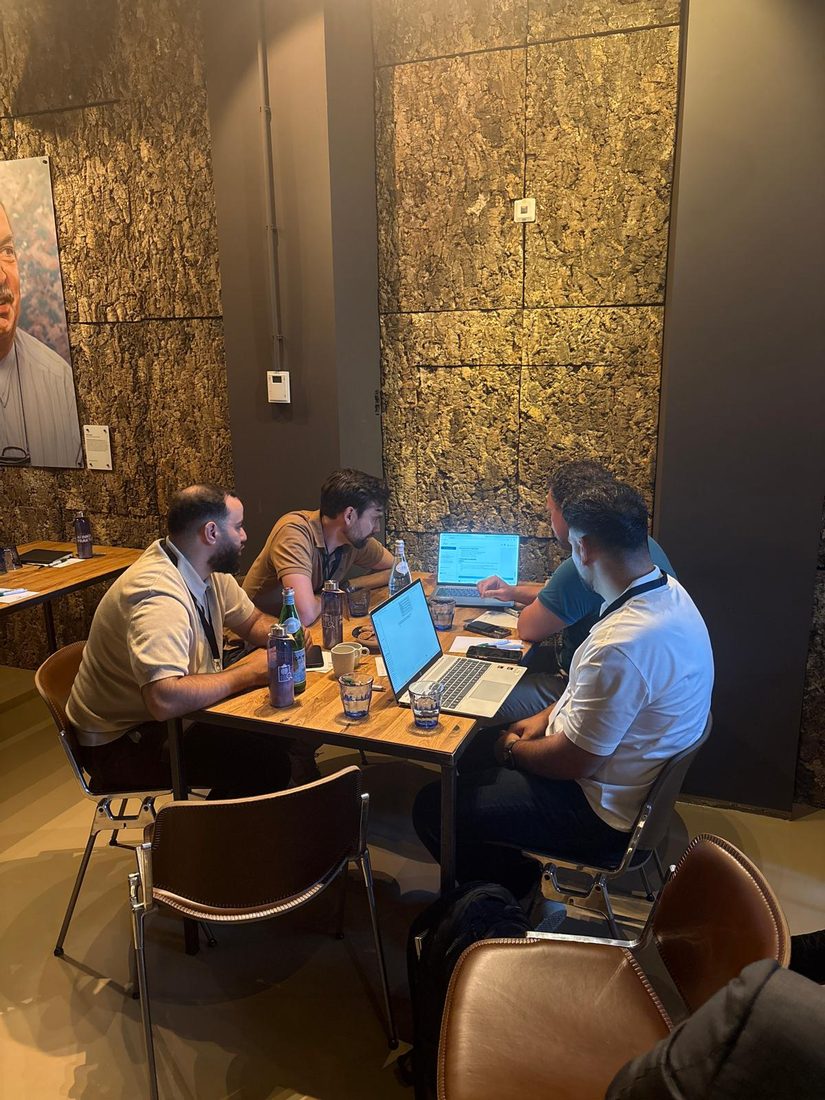 Deelnemers aan tafel tijdens de praktijktafels op 9 juli 2026